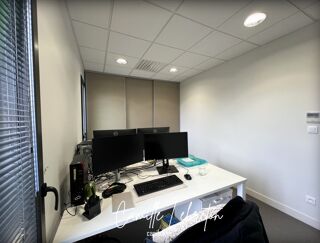   BUREAUX de 135m2  à louer VALLET (44) zone des Dorices - bâtiment professionnel récent en parfait état Vallet