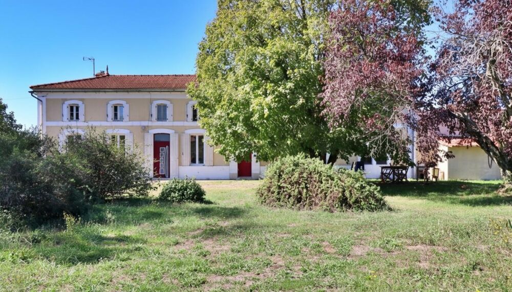 Vente Maison Maison charentaise à vendre à Plassac 17240 – 223,84 m² avec deux dépendances de 45 et 52 m² et terrain de 5 625 m² Plassac