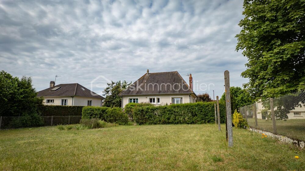 Vente Maison Charmante maison traditionnelle de caractère avec son sous-sol complet, son agréable terrain et son grand garage indépendant dan Coulanges les nevers