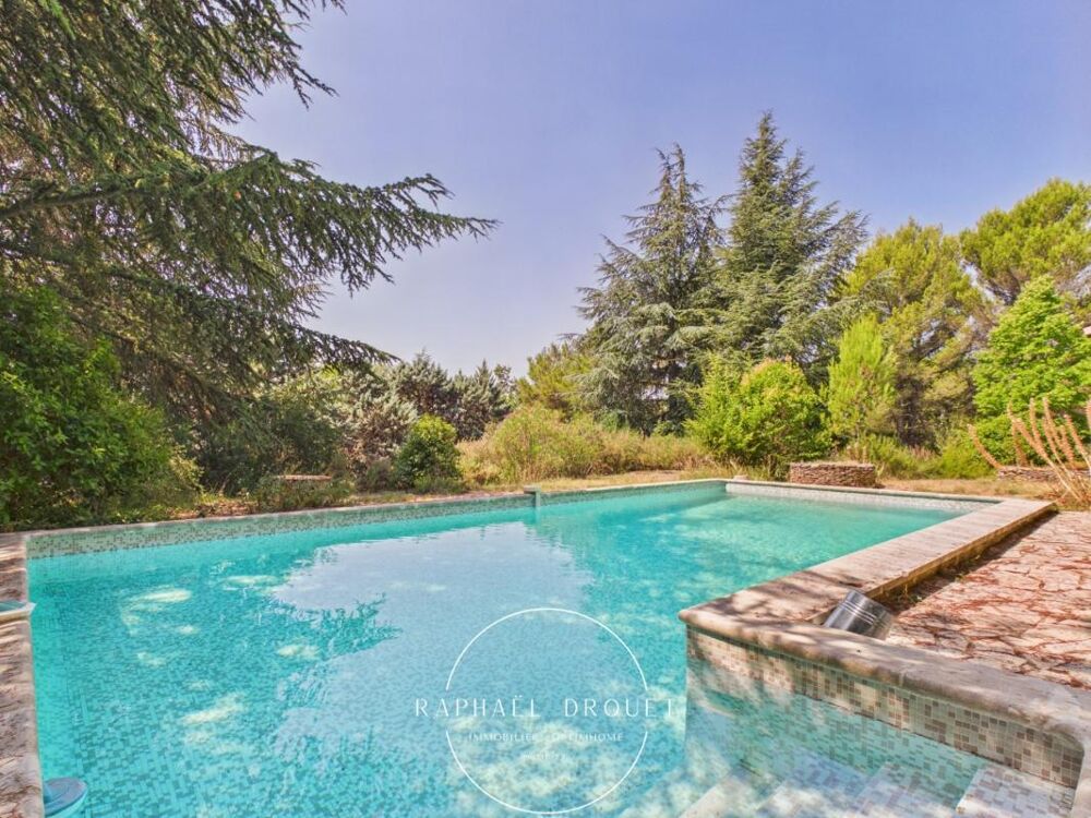 AU COEUR DE LA CAMPAGNE DU LUBERON  PROPRIETE DE 208 M2 AVEC PISCINE SUR 5600 M2 DE TERRAIN