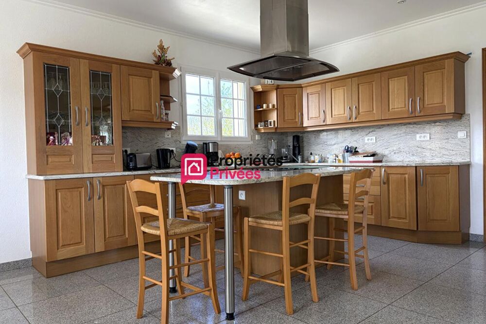 Belle propriété T7 de 231m², terrain de 6905m² avec un étang aux Richards 63780 à vendre