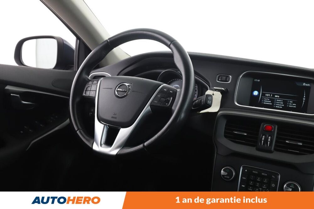 V40 2.0 D2 Momentum Business Geartronic 6 120 ch 2016 occasion 92130 Issy-les-Moulineaux