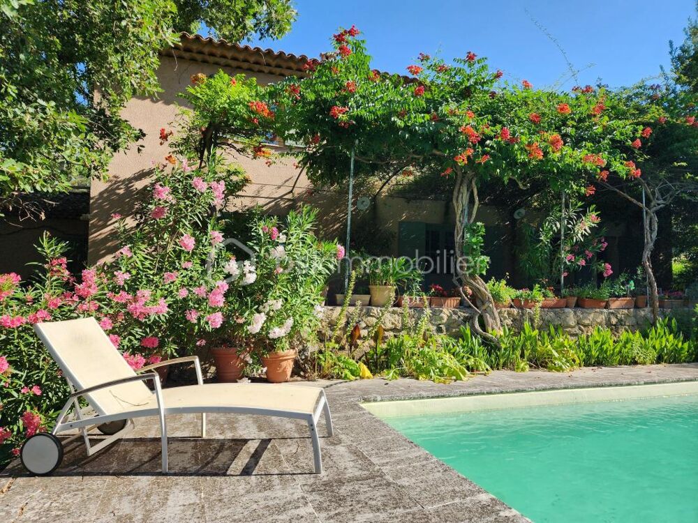Batisse avec 5 chambres sur 3000m² de terrain avec piscine