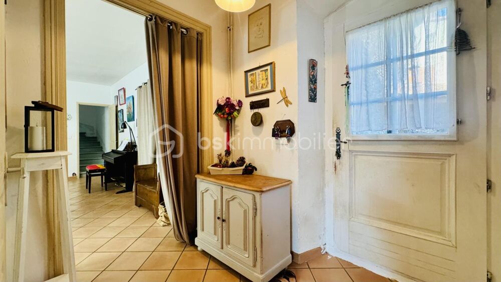 Maison en pierre avec grand bâtiment annexe