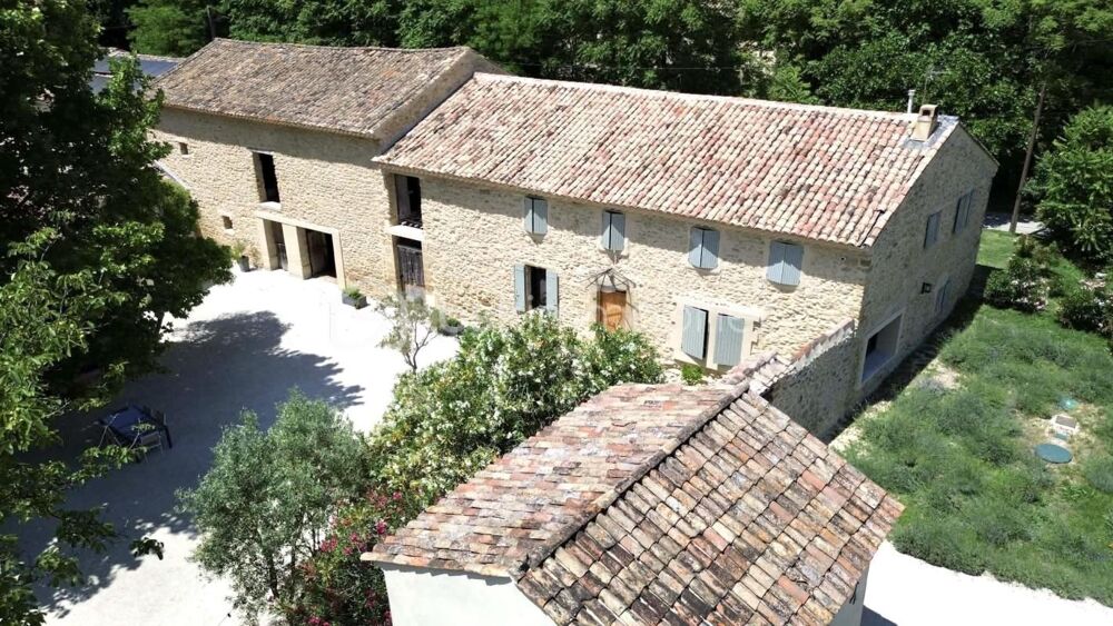 Magnifique mas en pierre de 200 m² entièrement rénové sur 17 000 m² de terrain au calme absolu