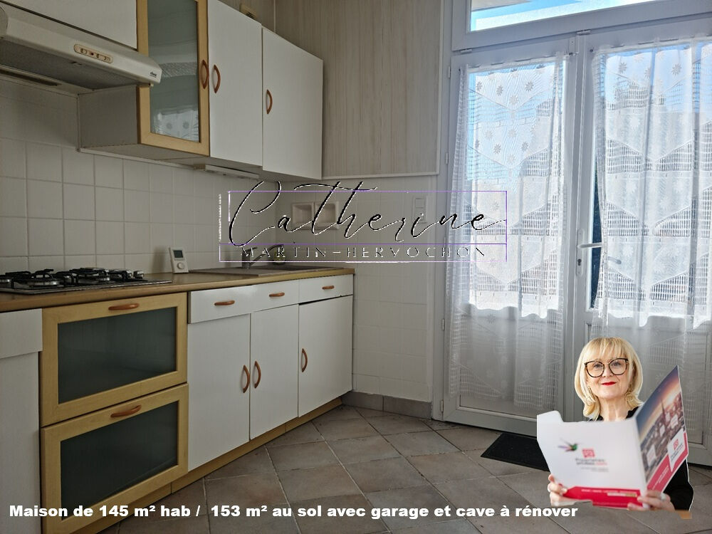 Maison de 145 m² hab / 153 m² au sol à rénover sur parcelle de 388 m² avec garage