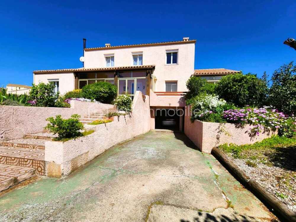 Villa surélevée avec sous-sol complet de 100 m2 avec 185 m2 habitable et jardin paysagé de 1116 m2 et piscine