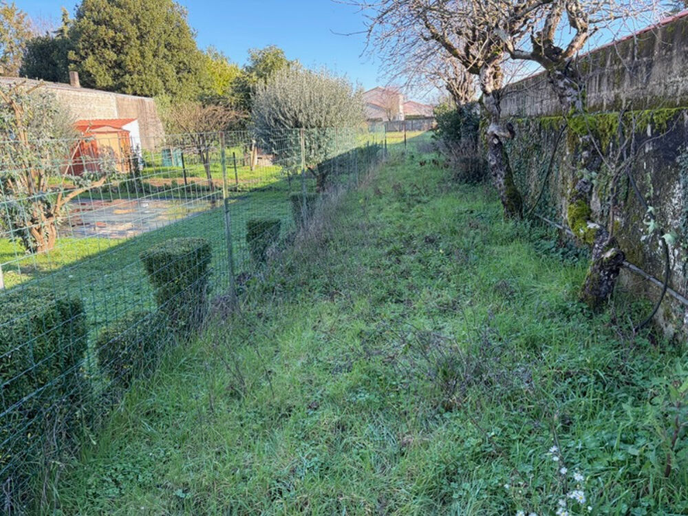 LUCON (85) QUARTIER HYPER RECHERCHE MARCHE COUVERT BATISSE EN PIERRES A RENOVER AVEC TERRAIN 1000M²