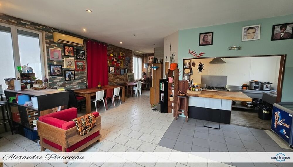 Maison avec fort potentiel commercial et habitation  Emplacement stratégique  Jardin 330 m² AYTRE (17)