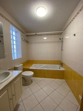  Appartement à louer 3 pièces 81 m²