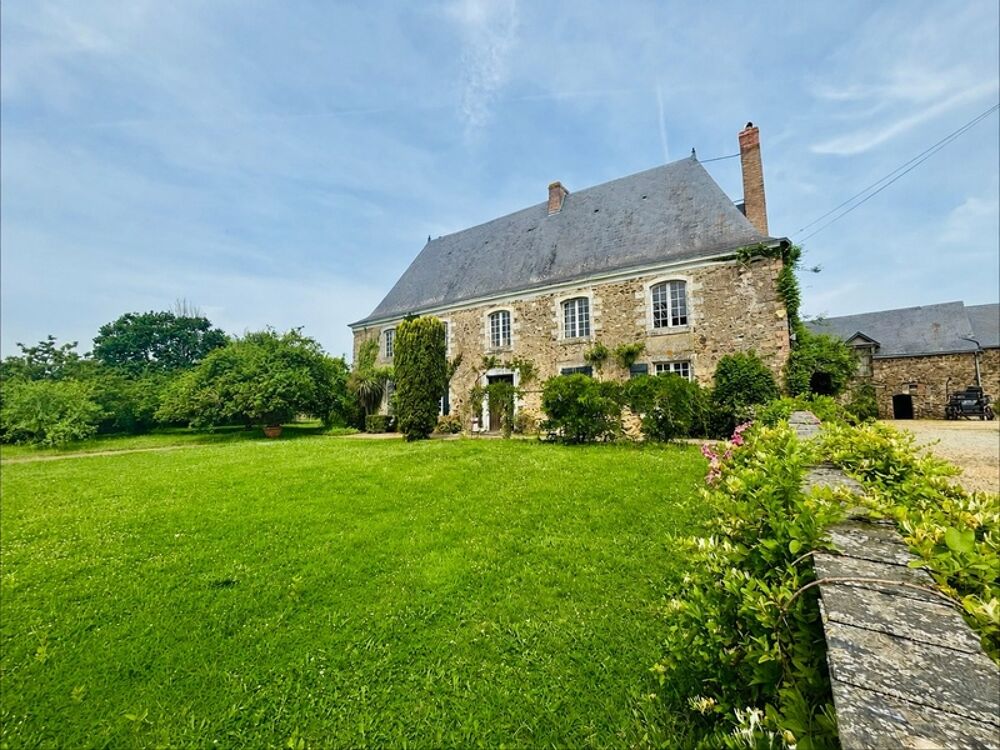 À VENDRE MAYENNE  Manoir dexception du XIIIe siècle sur 3 hectares  Gîte ou demeure familiale de charme