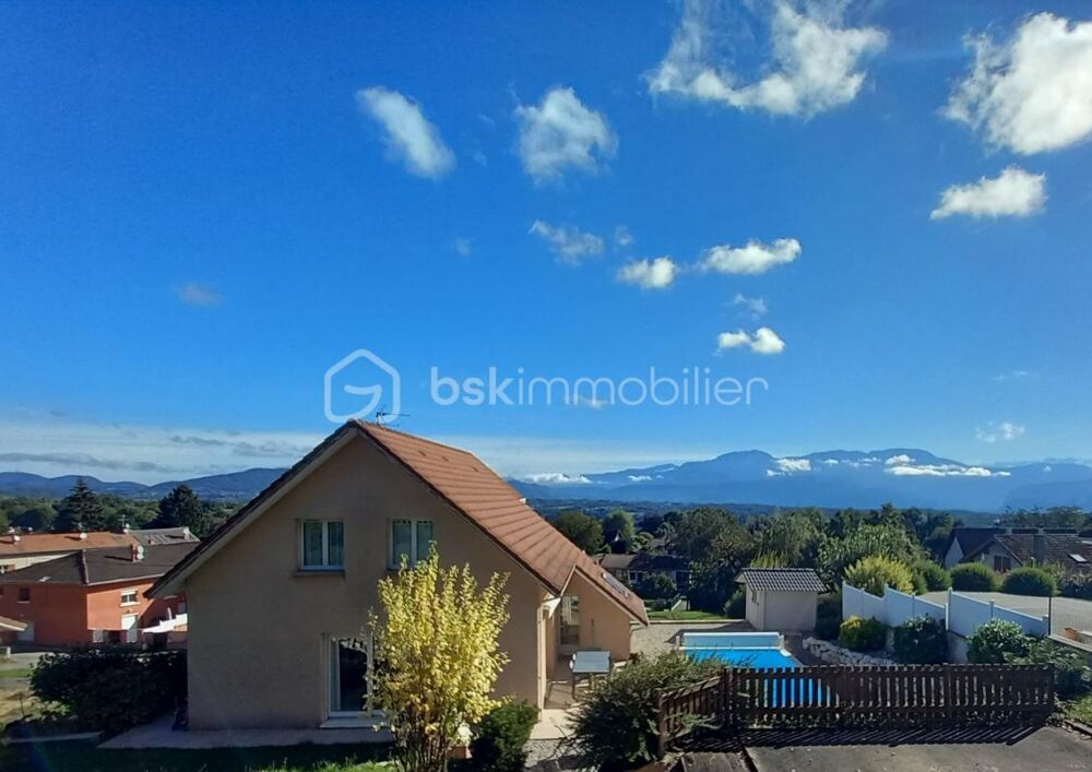Belle Maison de 136m2 sur 1300m2 de Terrain avec piscine profitant d'une superbe vue sur les montagnes !