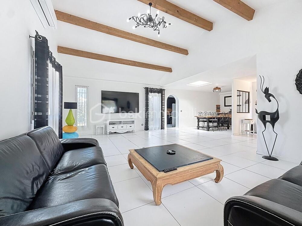 MAISON FAMILIALE 6 PIÈCES DE 160 m2 AVEC GRANDE PISCINE ET GARAGES