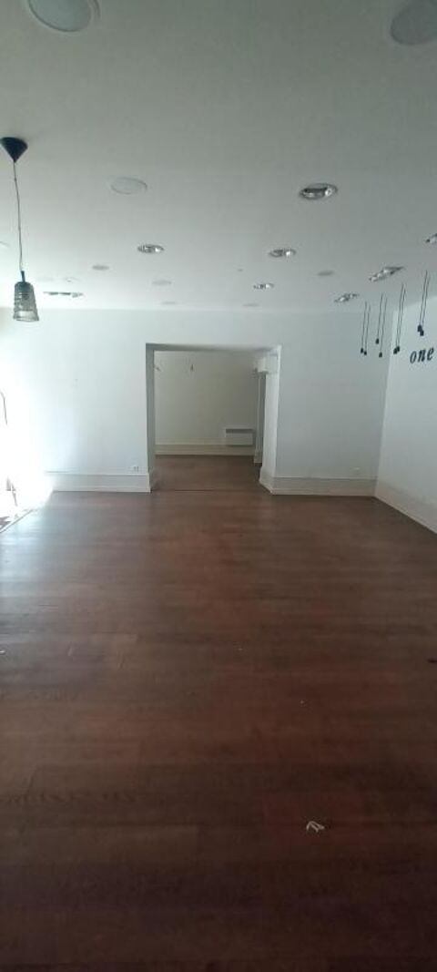   Commerce avec vitrines de 78.49 m² + Réserve 