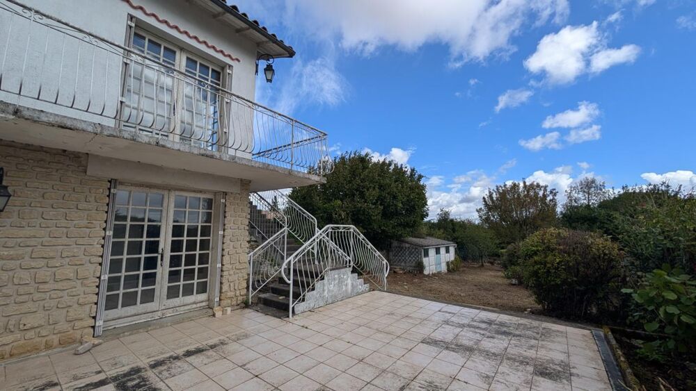 Maison atypique à retaper à Saint-Gelais  90 m² Terrain 600 m² 3 chambres
