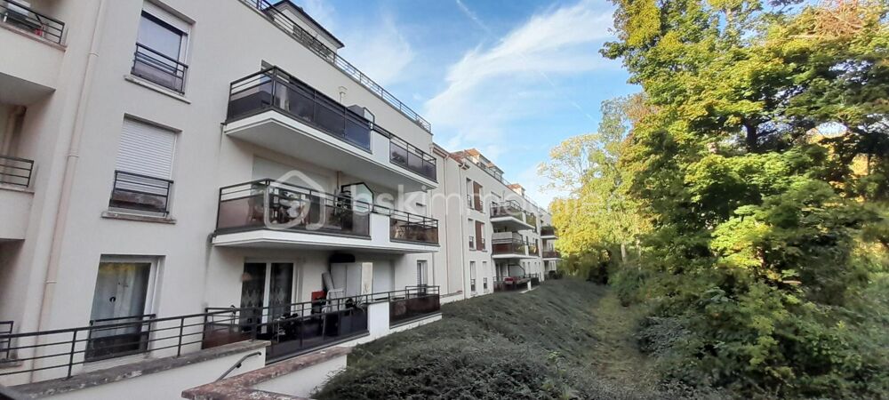 Bel appartement 2 pièces avec terrasse donnant sur la forêt et place de parking
