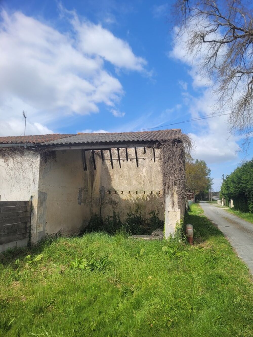 batisse a vendre avec jardin