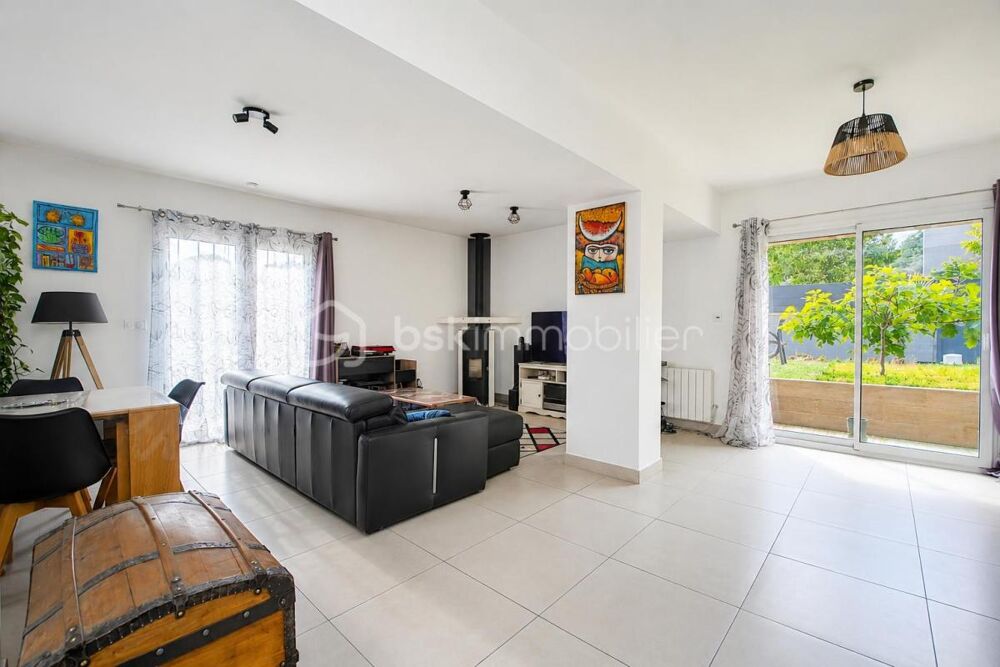 FONTENAY-LÈS-BRIIS  Maison en pierre au coeur du village  3 chambres