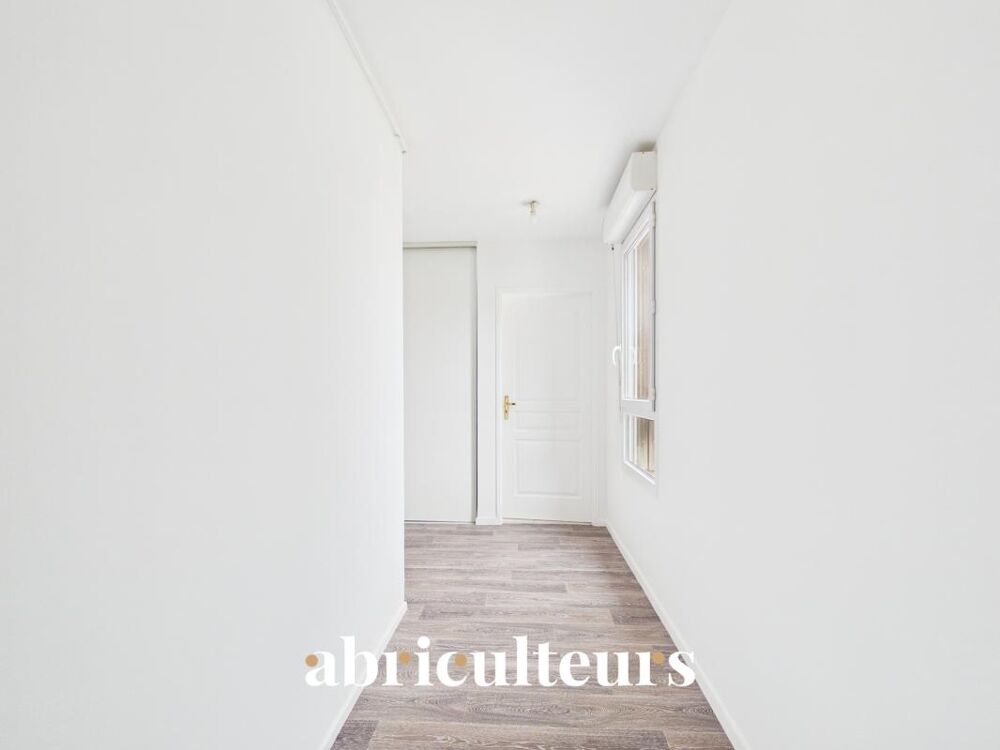 Appartement T3 de 73 m² exposé plein Sud avec vue sur le bassin et le pigeonnier  Résidence de standing à Survilliers