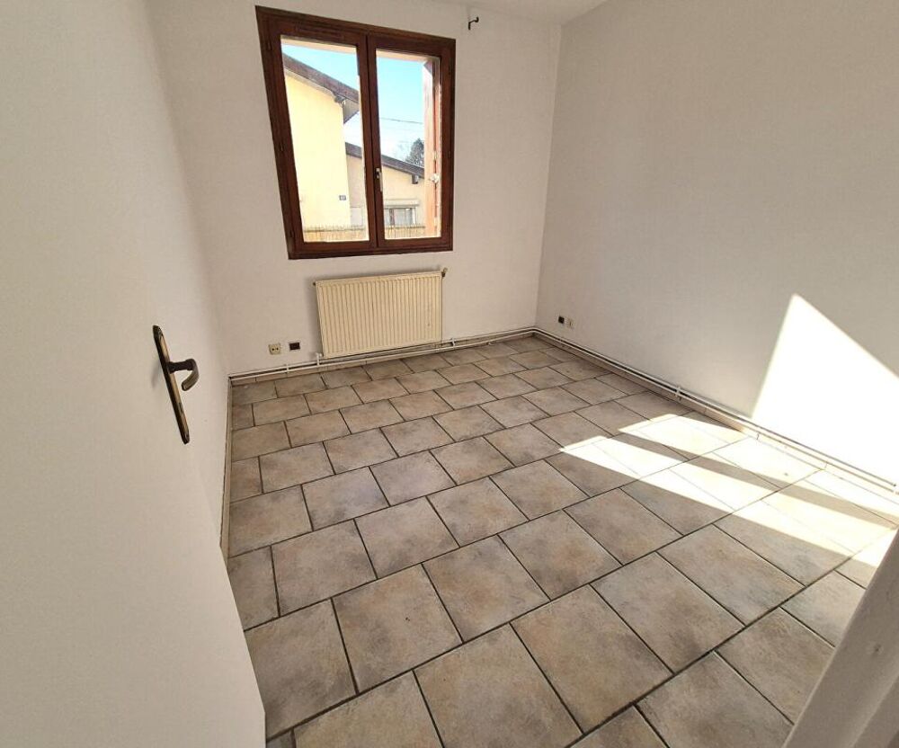 Belle Maison Individuelle de 75 m² à Rénover et Extensible à 100 m² avec Cour, Garage, Terrasse, Véranda et Terrain clos et arbo
