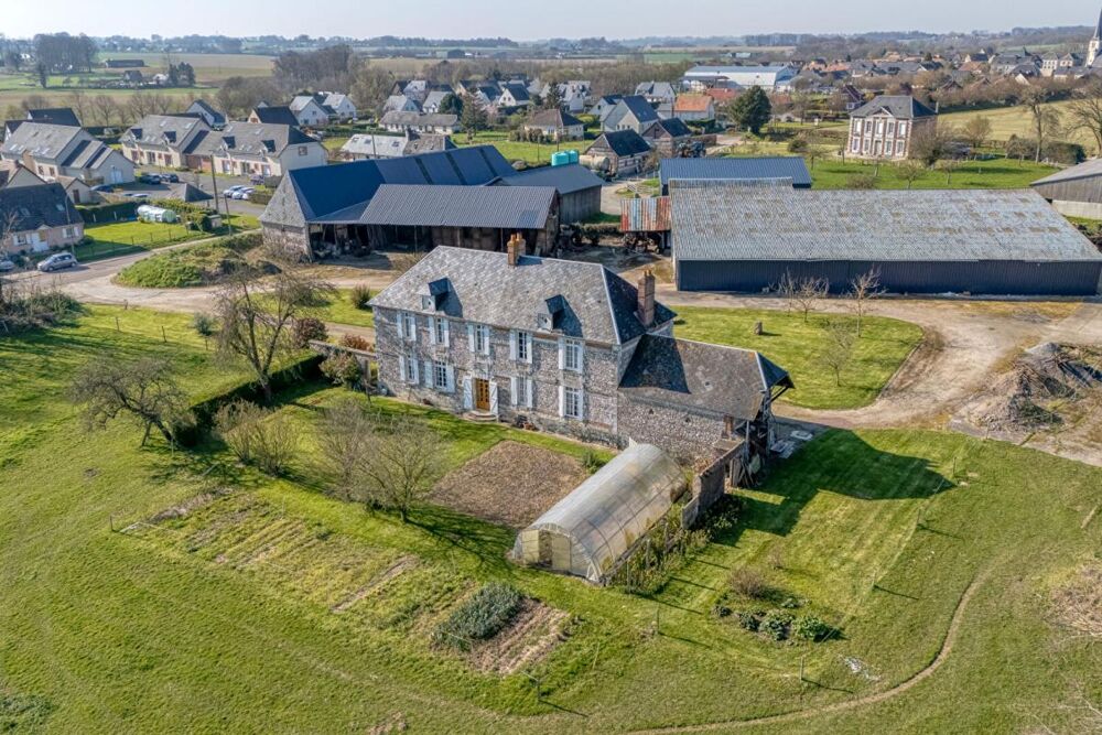 Manoir du XVI ème , 218 m2 + grenier + cellier/ 1480 m2 de dépendances sur 1,6ha