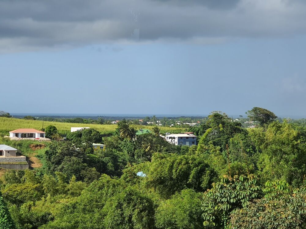 Spacieuse villa architecte P6 vue mer éloignée avec piscine sur 1200 m² de terrain arboré et clos