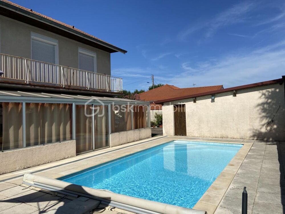 Maison avec piscine à vendre : Profitez de l'évasion en ville !