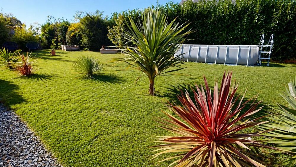 Bâtisse en pierre de 86 m², avec véranda, garage et joli jardin de 741 m² avec piscine hors-sol