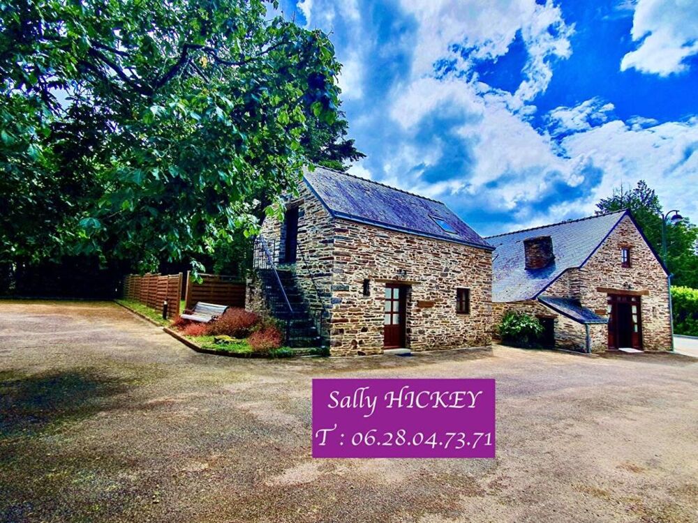 Sally HICKEY vous présente 2 maisons en pierre. 4 chambres, 3 salle de bains, 2 jardins et un grand parking. Ne ratez pas !