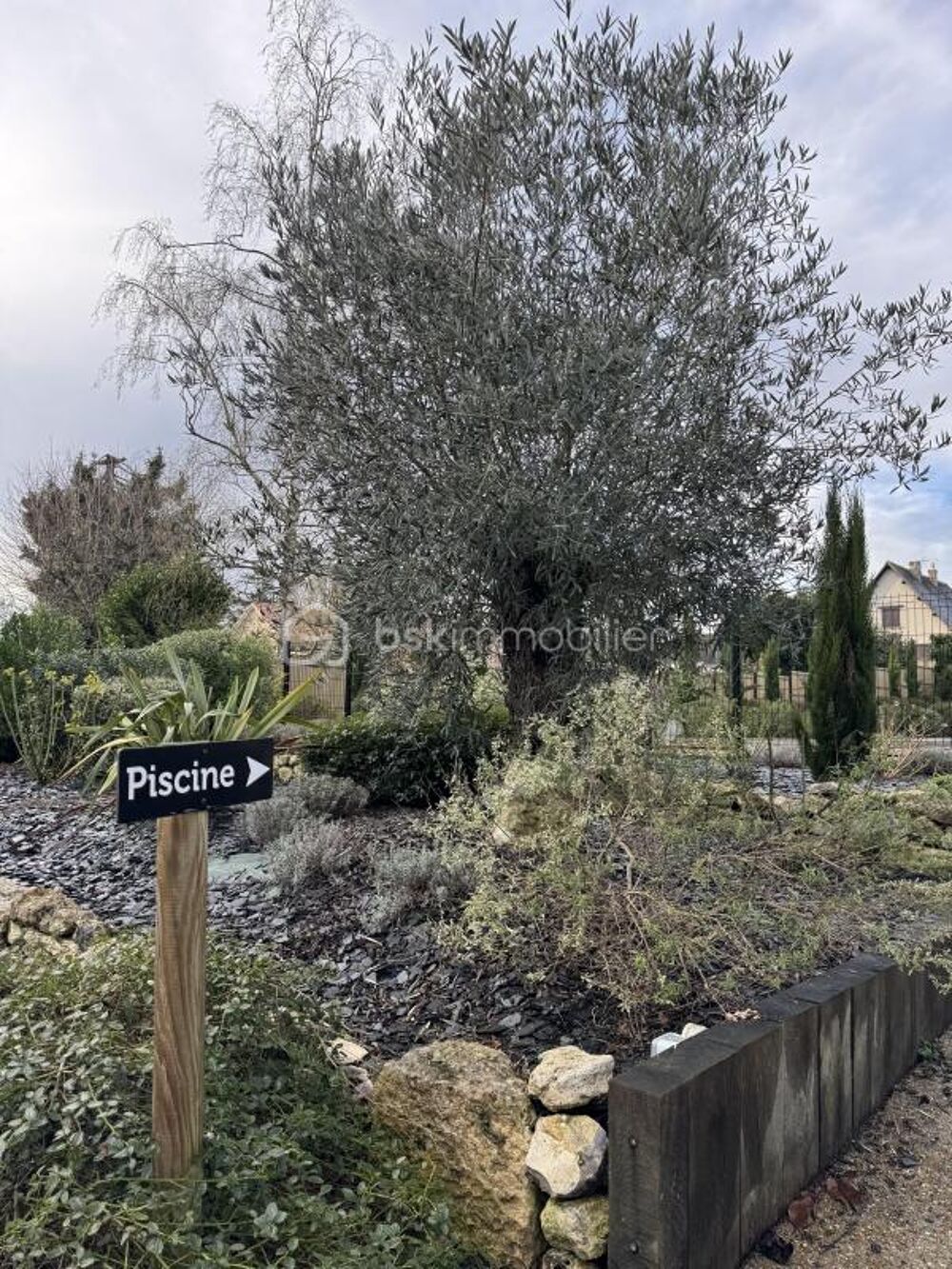 Vente Immeuble Ensemble de 6 appart'hôtels - 4 T1 et 2 T2 avec terrasses privatives - rénovés à neuf avec piscine et stationnement ! Acquigny