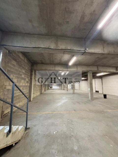   A LOUER 820 M² ENTREPOT ET BUREAUX AU BLANC MESNIL 
