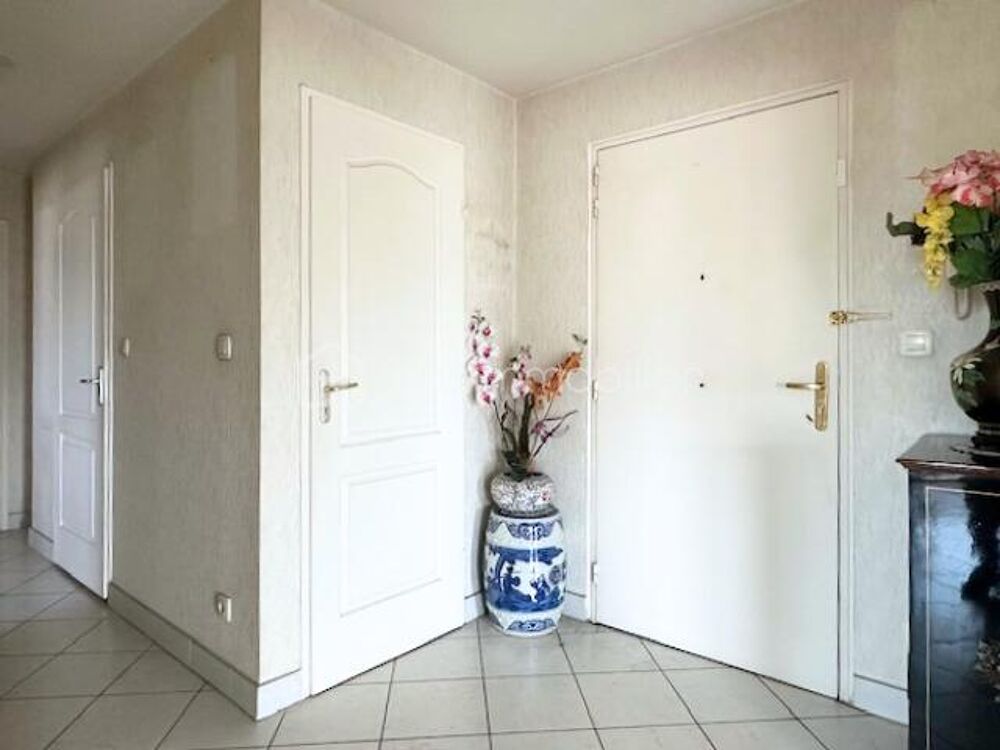 Appartement spacieux de 106 m2 avec vue panoramique sur la ville de Hyères, les collines, et la mer