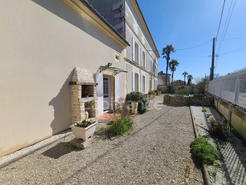 Maison de charme de 255m² proche de MATHA (17)