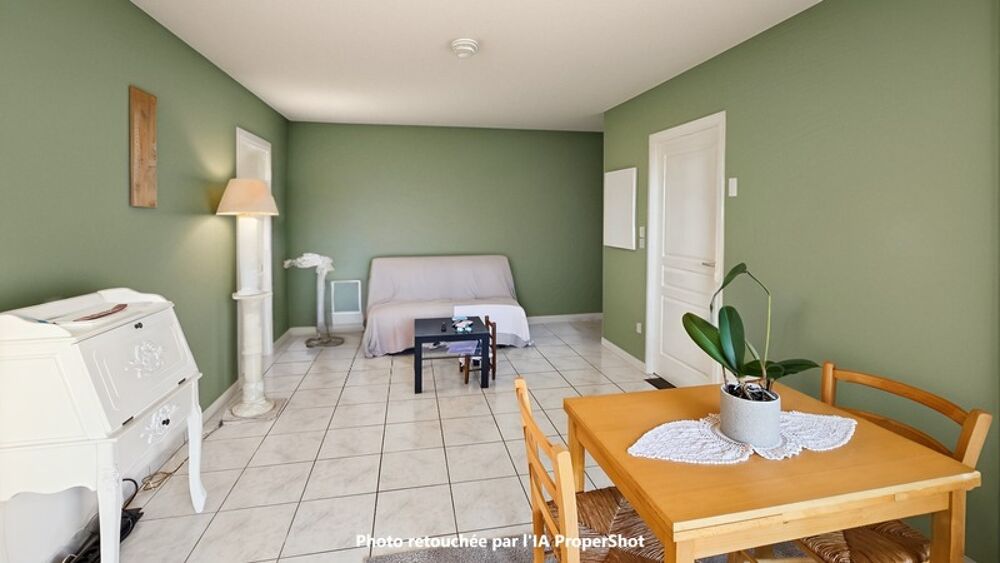 Appartement à vendre 3 pièces SAINT JEAN D'ANGELY (17) au rez-de-chaussée, 1 place de parking + accès piscine