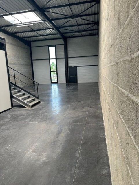   Local d'activité à louer DECINES CHARPIEU (69), local de 325 m² dont 237 m² d'activité, 44 m² de bureaux au RDC et 44 m² de mezz 