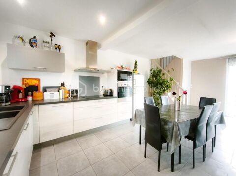   Maison � demi-niveaux de 134 m� avec 5 chambres - 53320 Loiron-Ruill� Maison - 7 pi�ce(s) - 134 m�