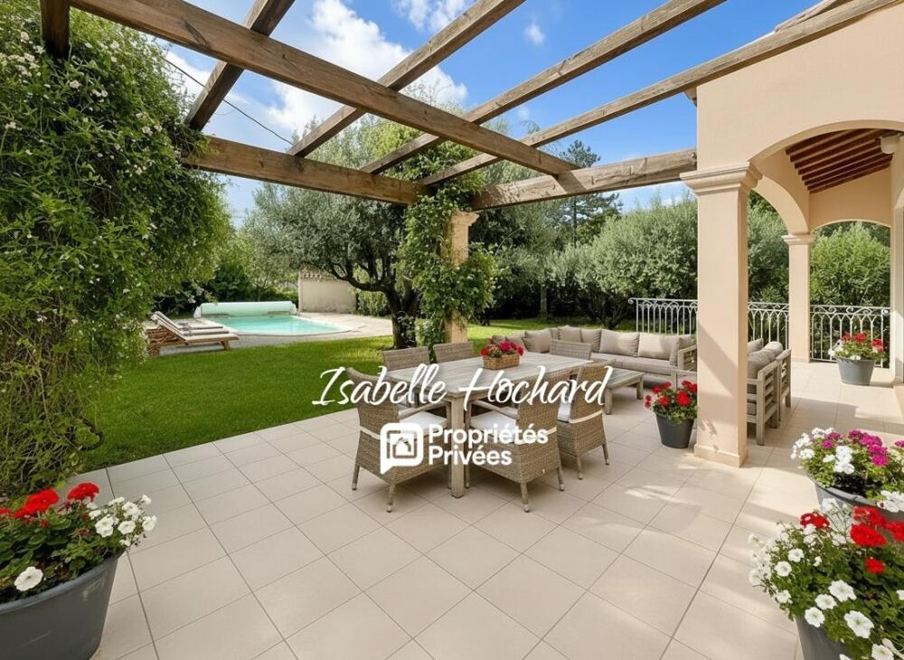 Maison familiale avec piscine, grands volumes et fort potentiel. Terrain 1 982 m²