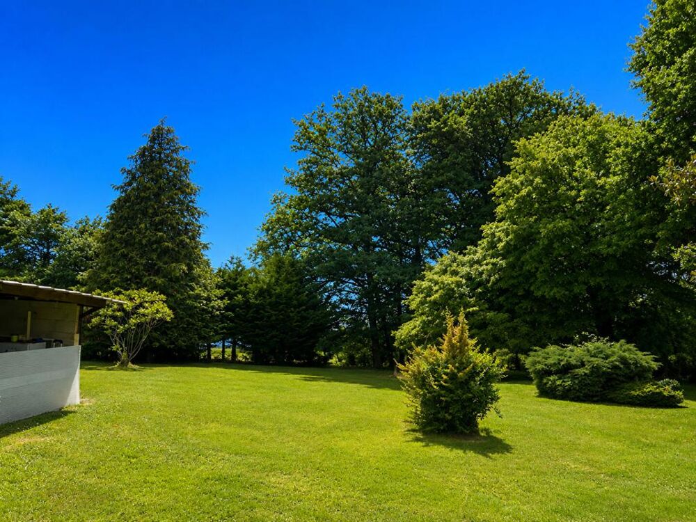 A vendre, maison familiale de plain-pied de 181 m² a Mensignac 24350