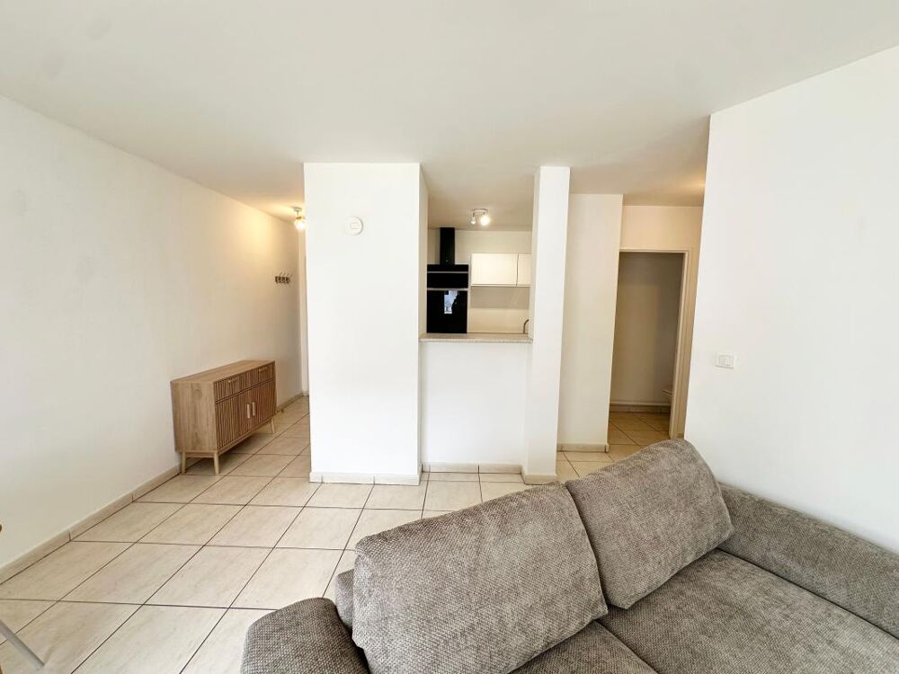 Appartement T2 meublé au 1er étage - Ste Clotilde - 200 m de la Clinique Ste Clotilde