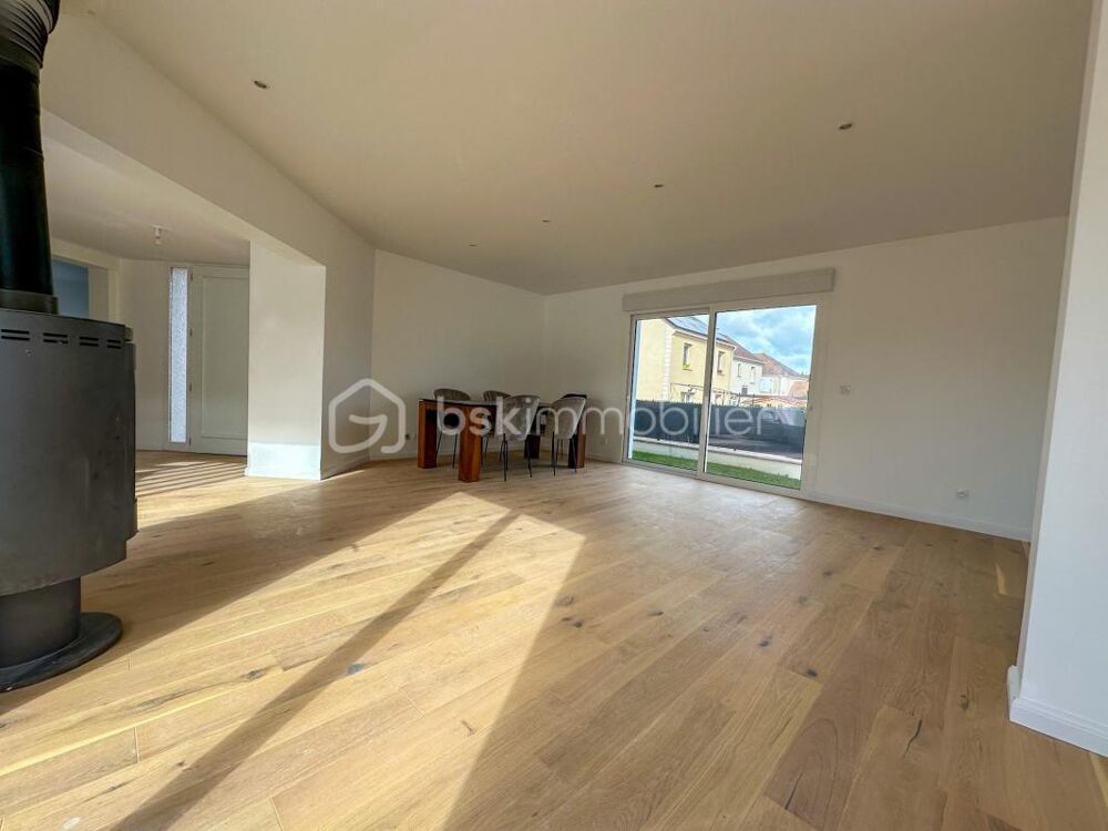 Vente Maison Secteur privilégié du Bourg, maison individuelle 4 chambres , grand garage indépendant avec porte et fenêtre Savigny le temple
