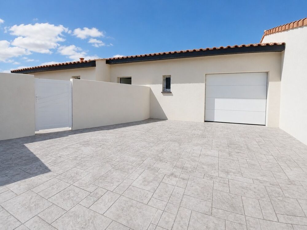 Villa contemporaine de plain-pied avec piscine et vue panoramique dans un environnement calme