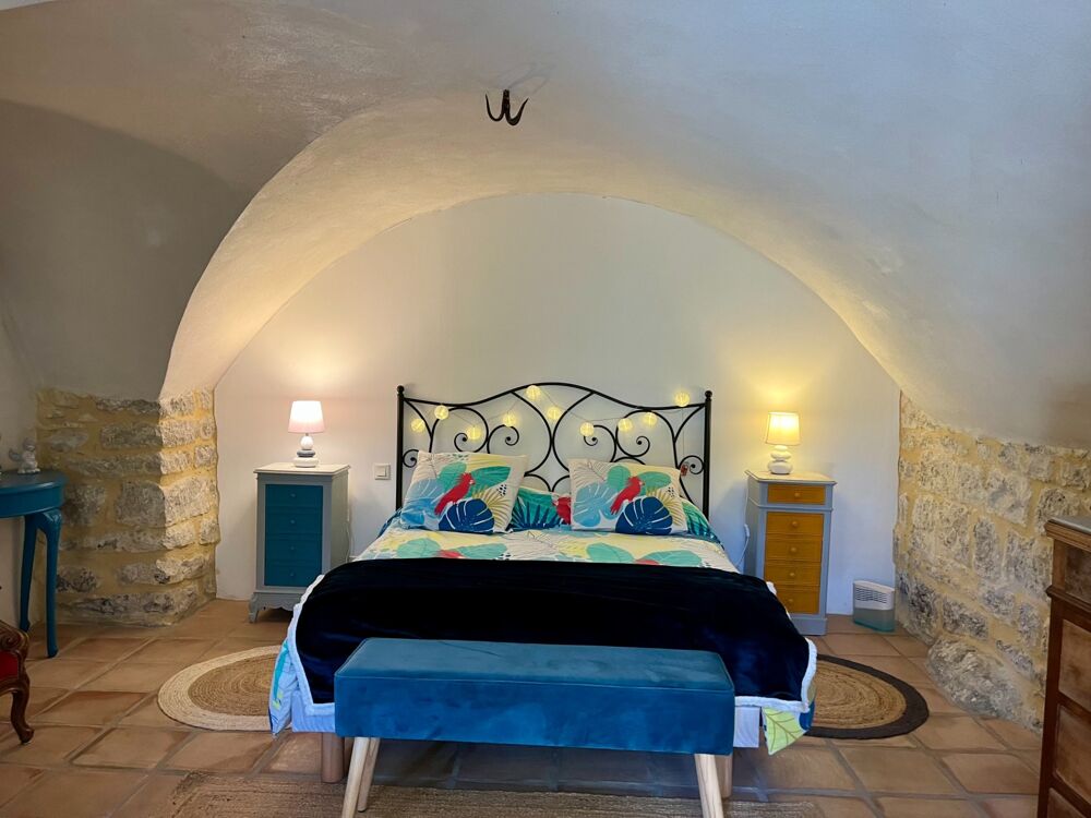 Maison de caractère, rénovée, avec cour et terrasse  Village prisé du Gard