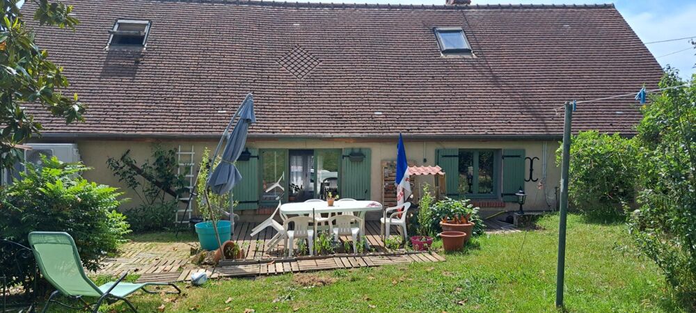 LONGERE avec cuisine équipée, 3 chambres