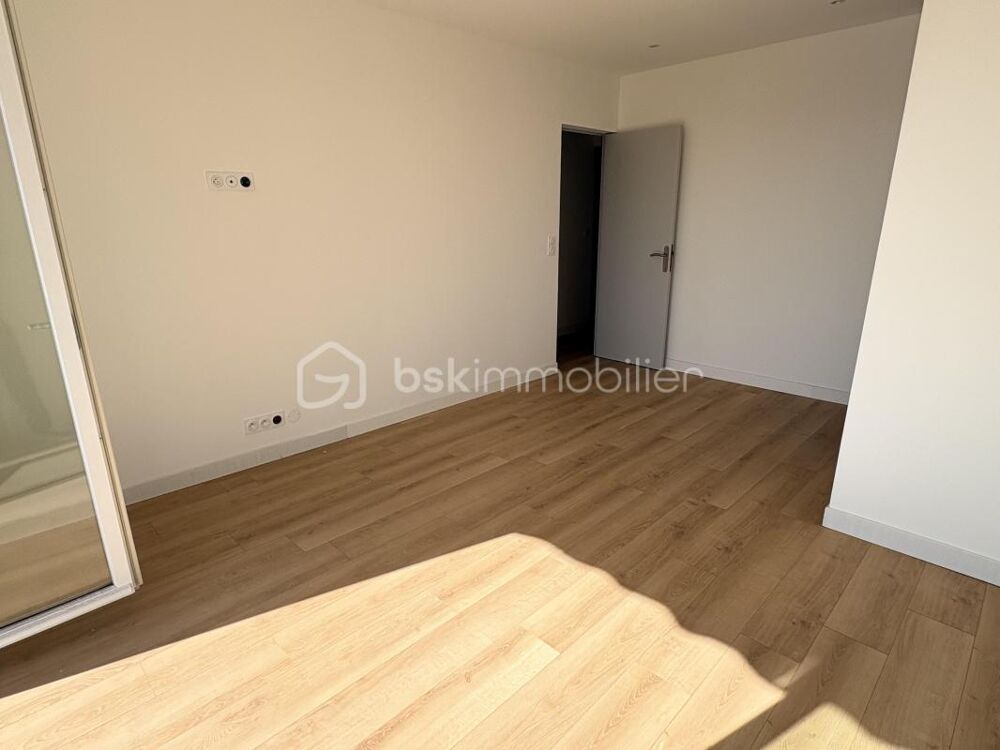 Appartement rénové de type 4 au dernier étage d'une copropriété securisée