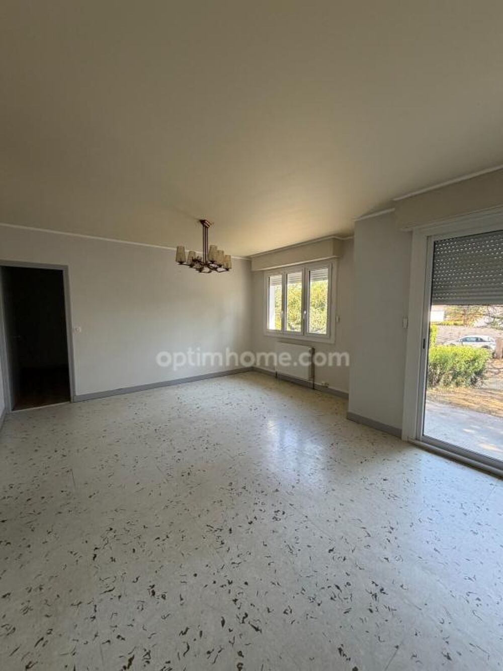 Magnac sur Touvre. Maison 84 m² sur sol sol semi enterré avec jardin