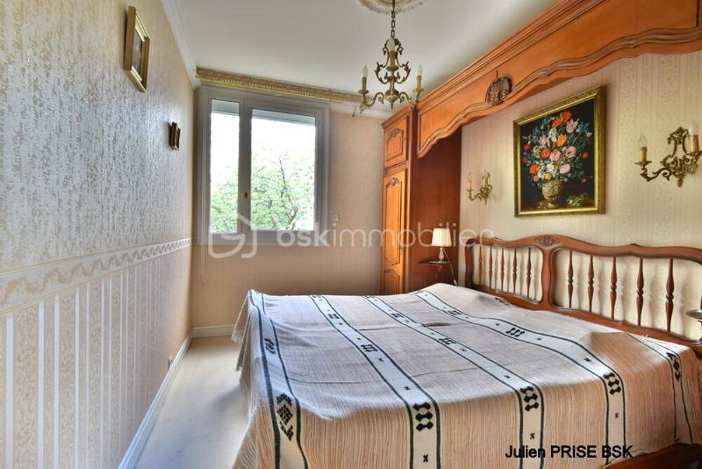 Appartement soigné square de BOSNIE, proche des transports, école, commerces
