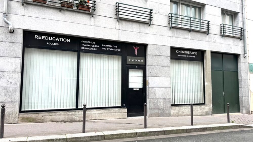   Local PARIS 19me RDC avec grande rserve pour une surface totale de 115 m2 Carrez, place de parking, quai de dchargement 
