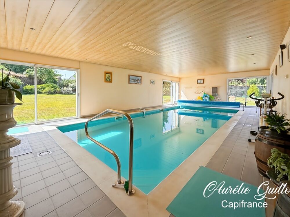 Maison darchitecte de plain-pied de 254 m² avec piscine intérieure et terrain de 3000 m² en plein coeur de Ploërmel
