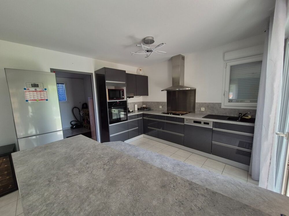 Vente Maison Maison plain-pied d'environ 87 m² avec piscine et terrain clos de 1 300 m² Asnieres la giraud