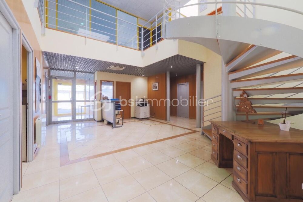   À LOUER – Bureaux Cloisonnés de 332 m² (9 Espaces) sur 2 Niveaux – Arbent (01100) 